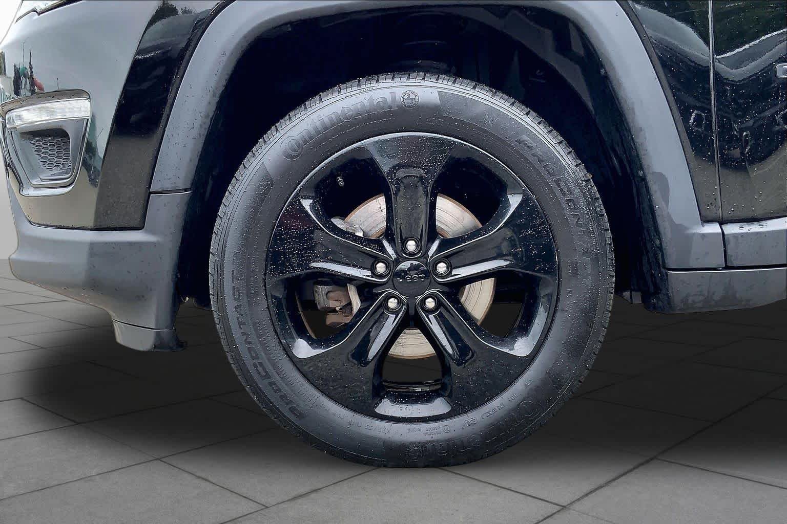Used 2018 Diamond Black Crystal Pearlcoat Jeep Altitude image 11