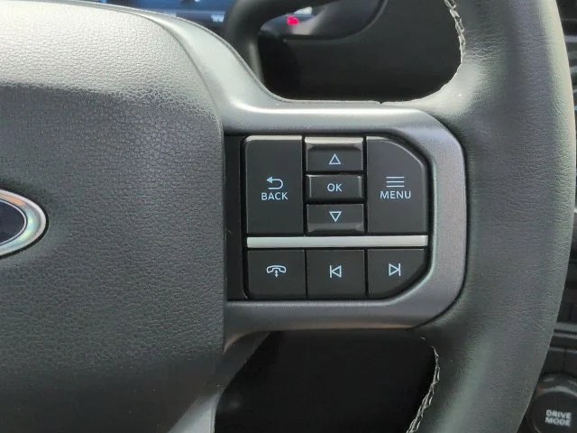 Used 2025 Gray Metallic Ford Lariat image 28