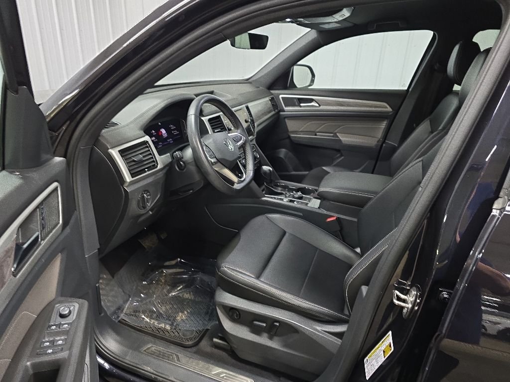 Used 2022 Deep Black Volkswagen 3.6L V6 SE w/Technology image 28