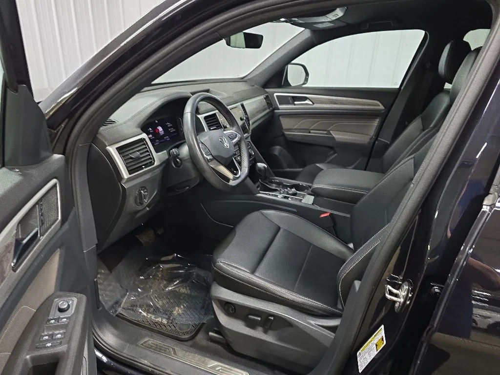 Used 2022 Black Volkswagen 3.6L V6 SE w/Technology image 28