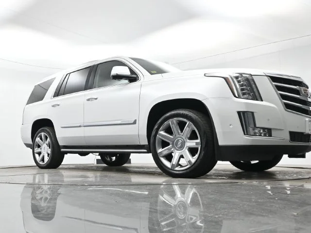 Used 2018 CRYSTAL WHITE TRICOAT Cadillac Luxury image 26