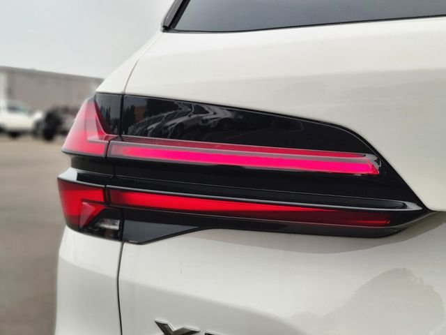 New 2026 White BMW xDrive40i image 10