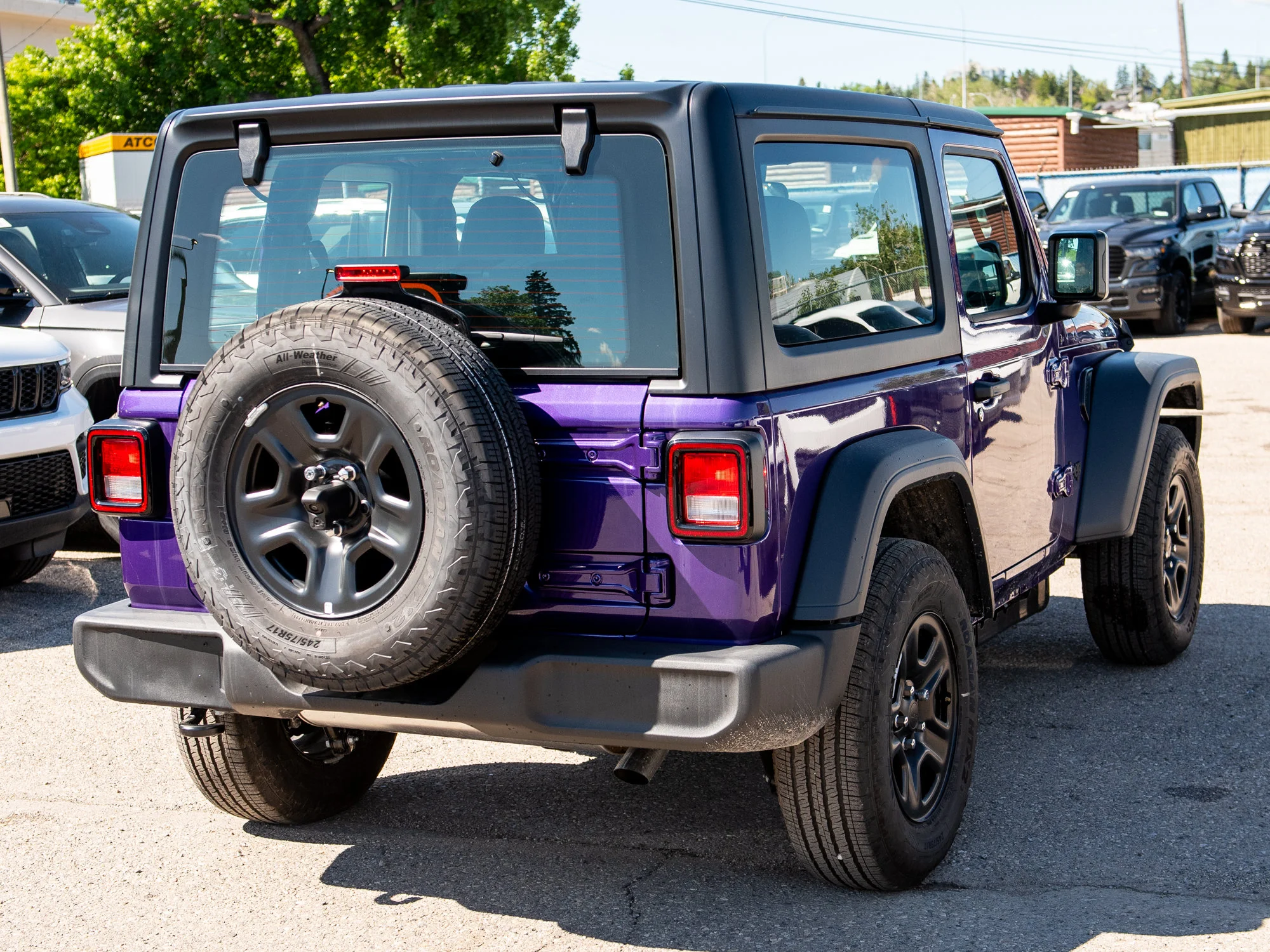 New 2026 reign Jeep Sport* image 5