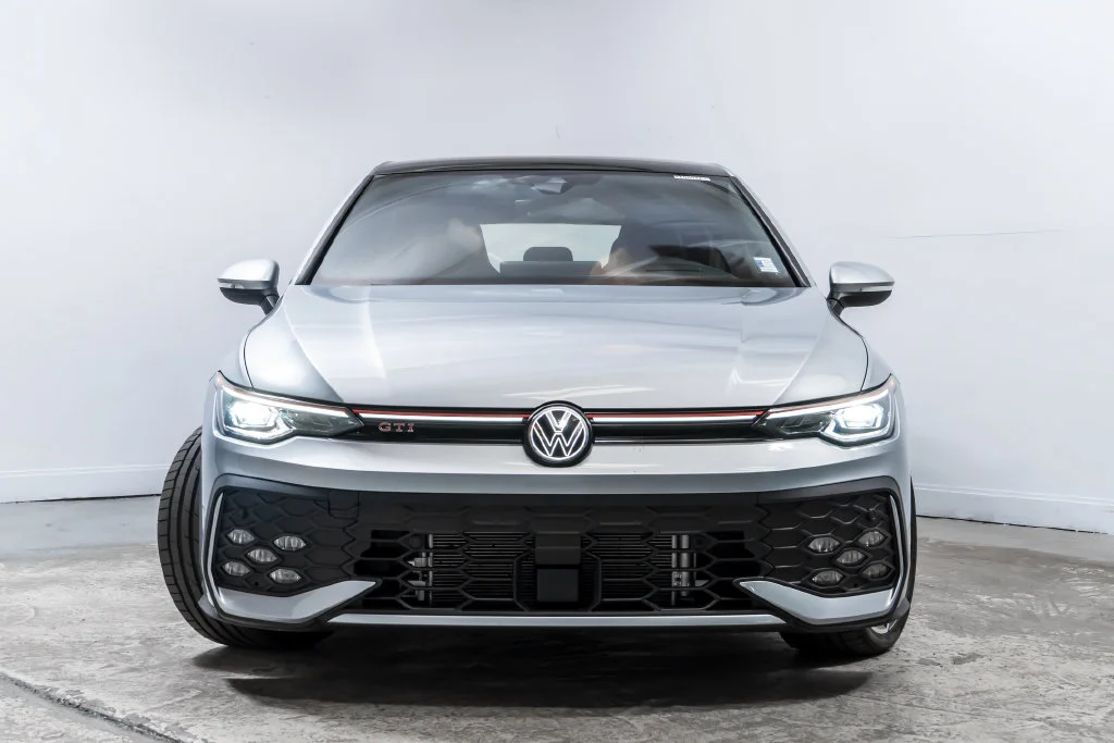 Used 2025 Alpine Silver Metallic Volkswagen Autobahn image 10