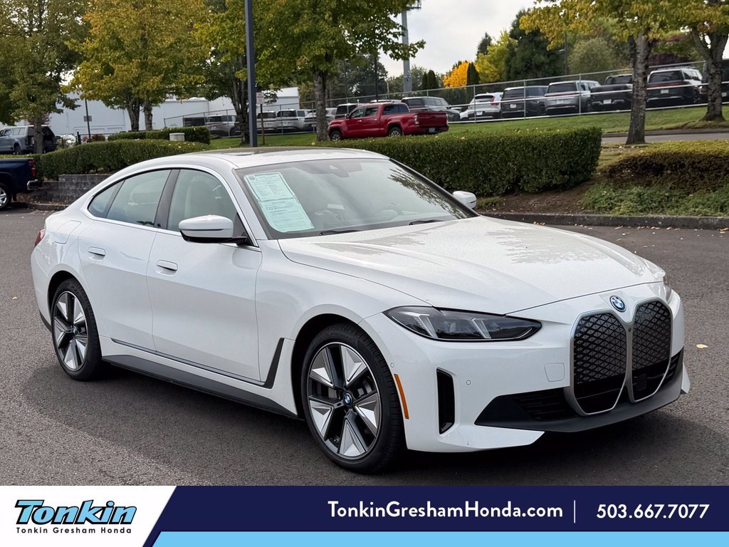 Used 2025 Alpine White BMW xDrive40 image 1