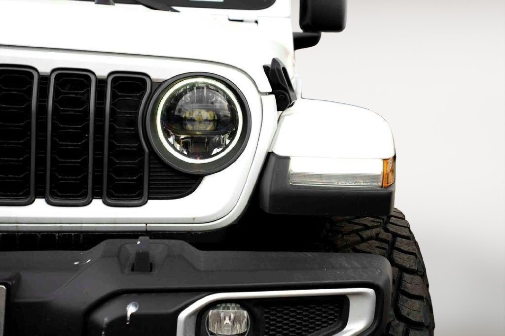 New 2024 Bright White Clear-Coat Exterior Paint Jeep Sport S image 8