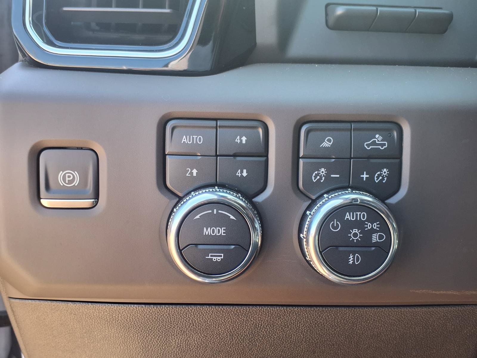 Used 2025 White Frost GMC Denali image 22