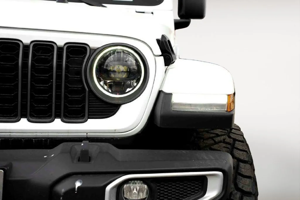 New 2024 White Jeep Sport S image 8