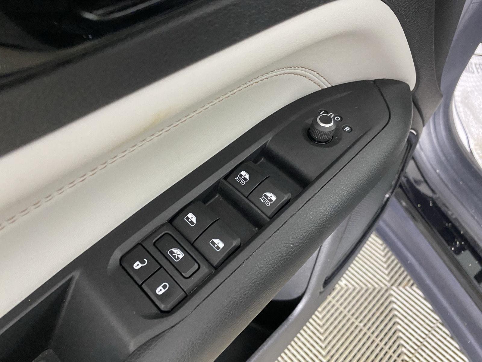 Used 2024 Diamond Black Crystal Pearlcoat Jeep Limited image 14