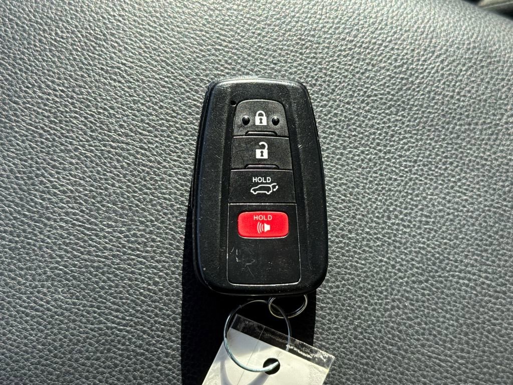 2025 Toyota RAV4 XLE - Photo 37