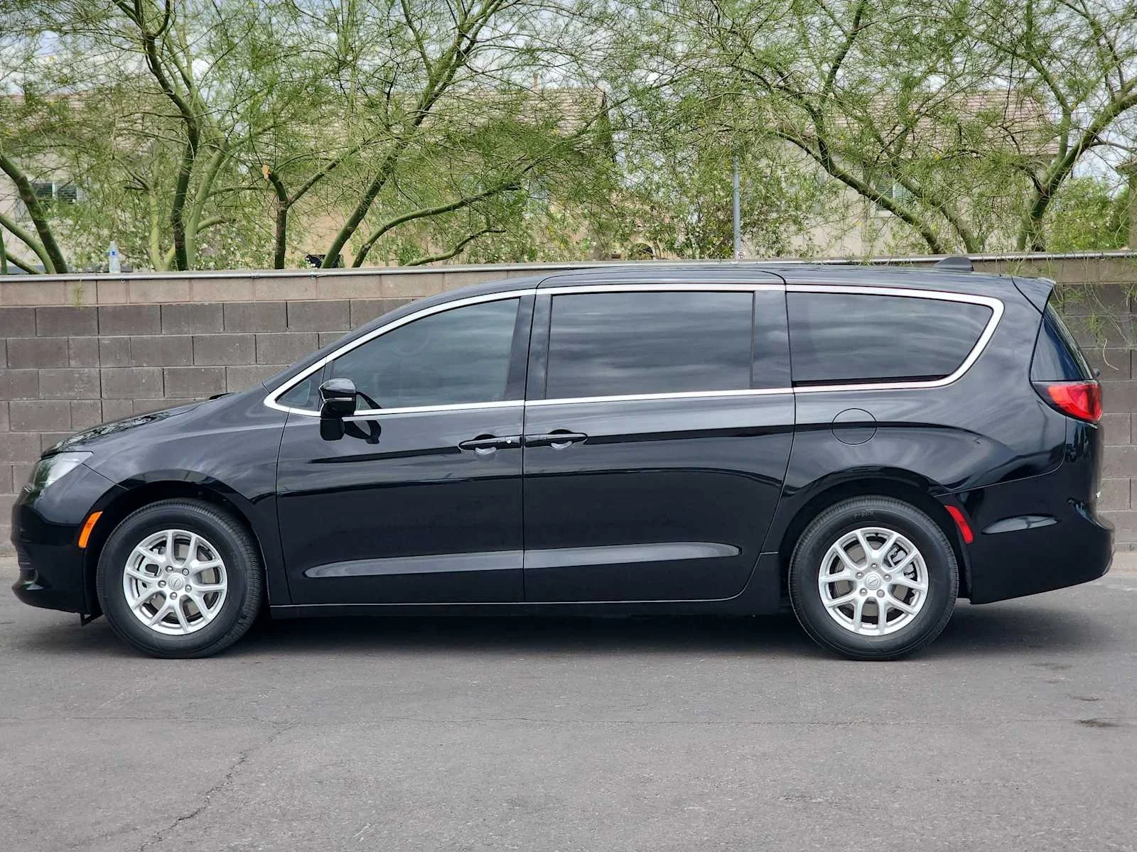 2026 Chrysler Voyager LX - Photo 5