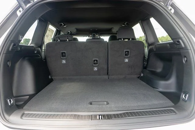New 2026 Bright White Clear-Coat Exterior Paint Jeep Laredo X image 9
