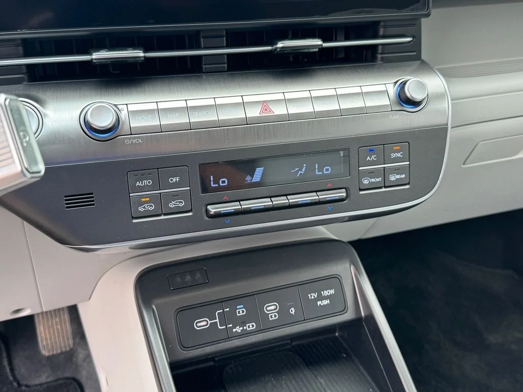 Used 2025 Black Hyundai SEL Convenience image 28