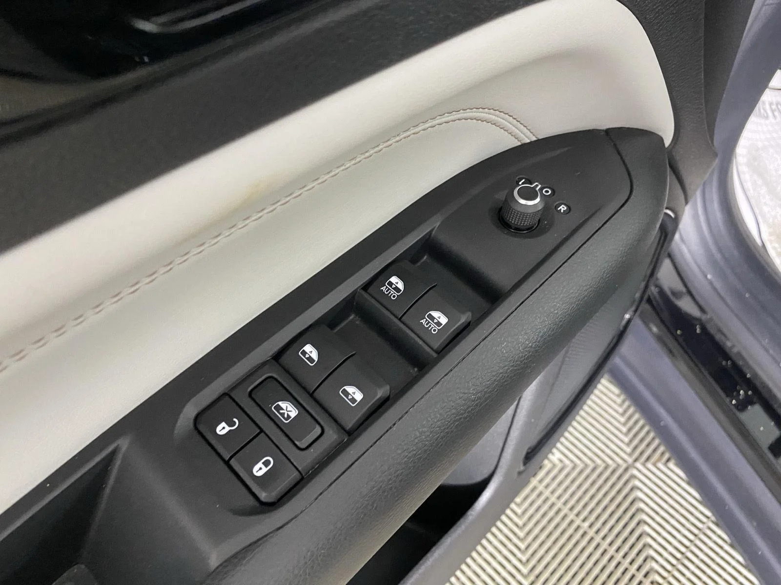 Used 2024 Diamond Black Crystal Pearlcoat Jeep Limited image 14