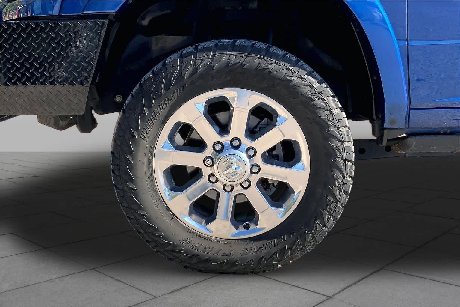 Used 2019 Blue Streak Pearlcoat Ram Laramie image 11
