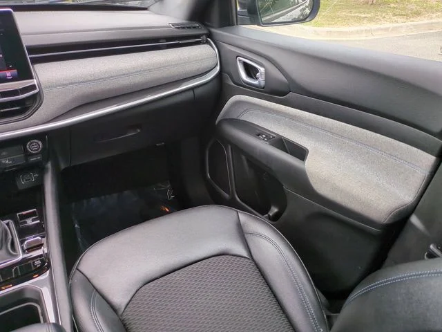 Used 2024 Gray Jeep Latitude image 17