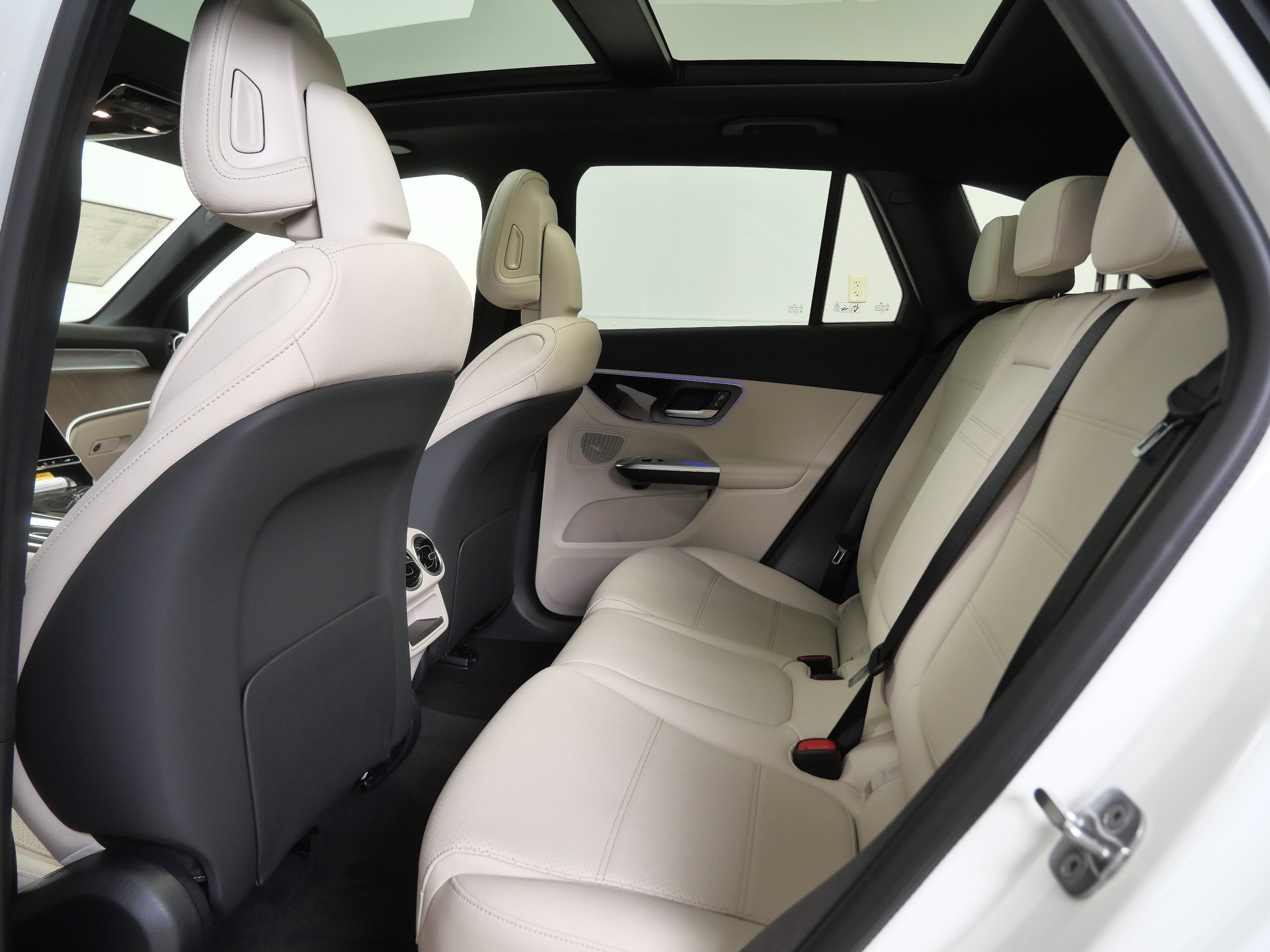 New 2026 Polar White Mercedes-Benz GLC 300 image 9
