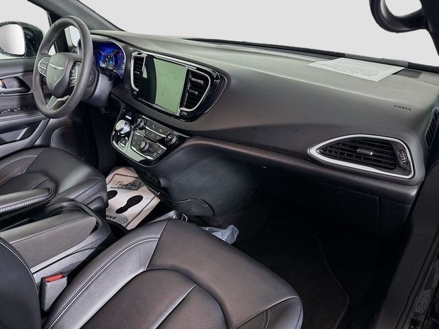 Used 2025 Black Chrysler Select image 28