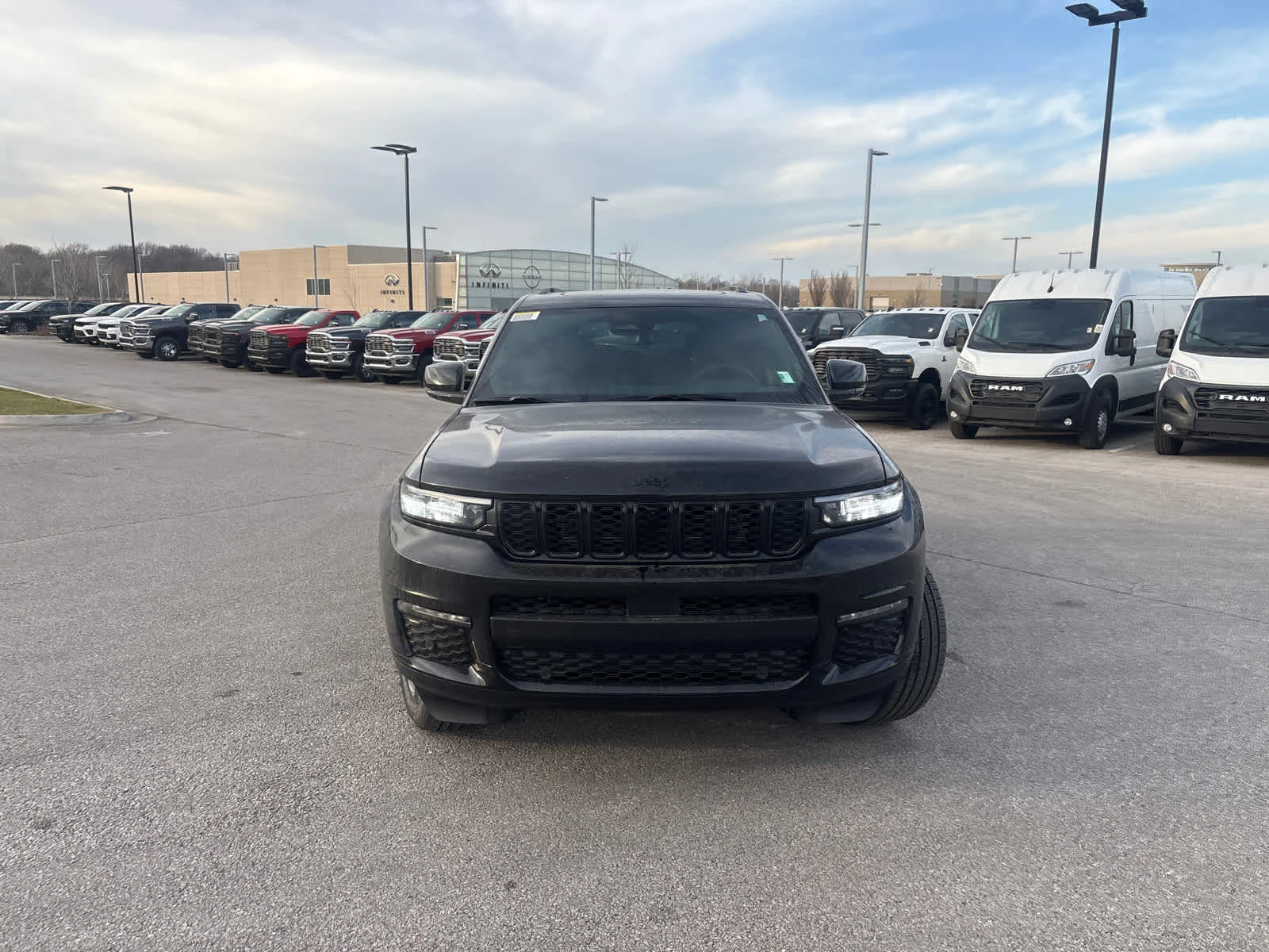 New 2025 Diamond Black Crystal Pearl-Coat Exterior Paint Jeep Limited image 3