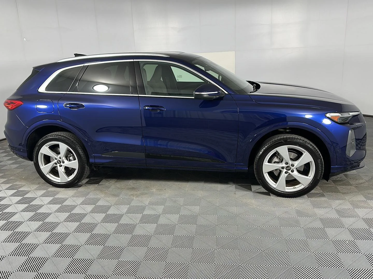 Used 2025 Navarra Blue Metallic Audi Premium Plus image 4