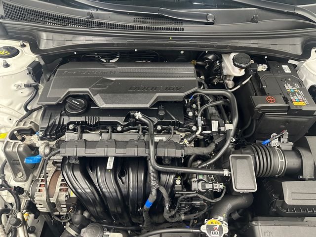 Used 2025 White Hyundai SEL Convenience image 17