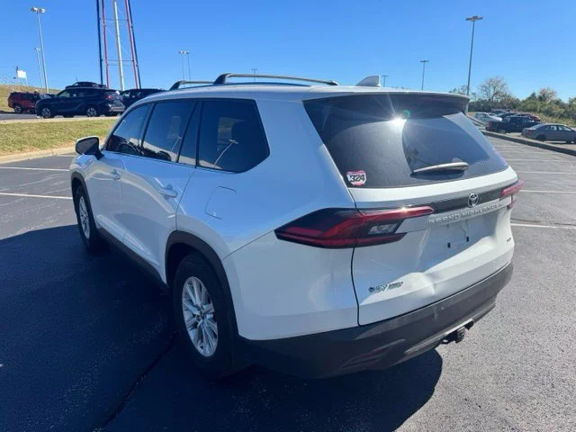 Used 2025 Pearl Toyota XLE image 5