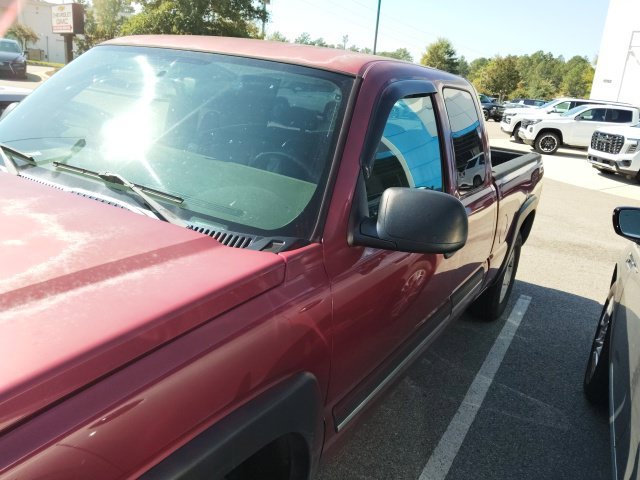Used 2005 Red Chevrolet Z71 image 4