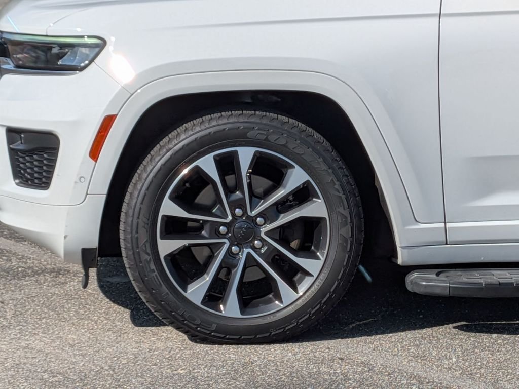 Used 2023 White Jeep Overland image 11