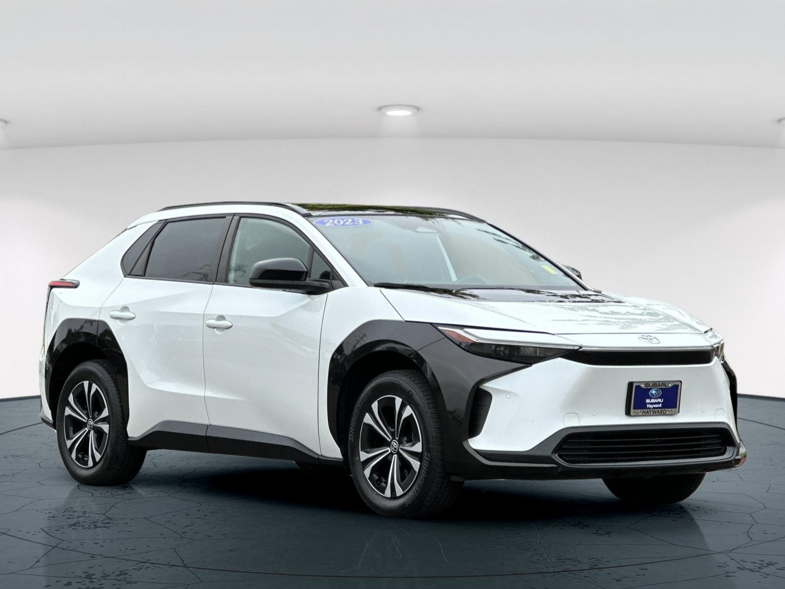 Used 2023 Pearl Toyota XLE 4D Sport Utility image 8