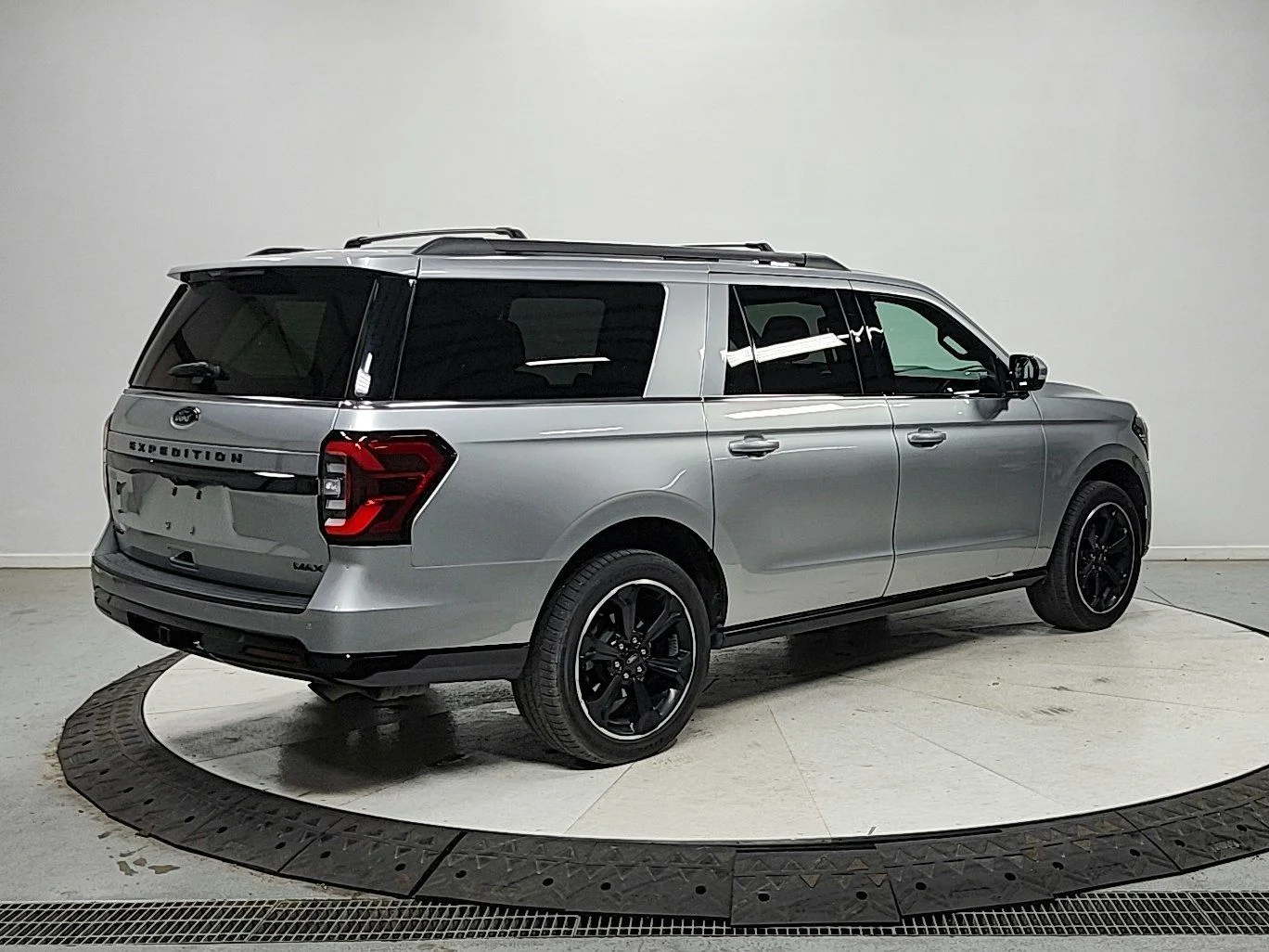 Used 2024 Silver Ford Limited image 7
