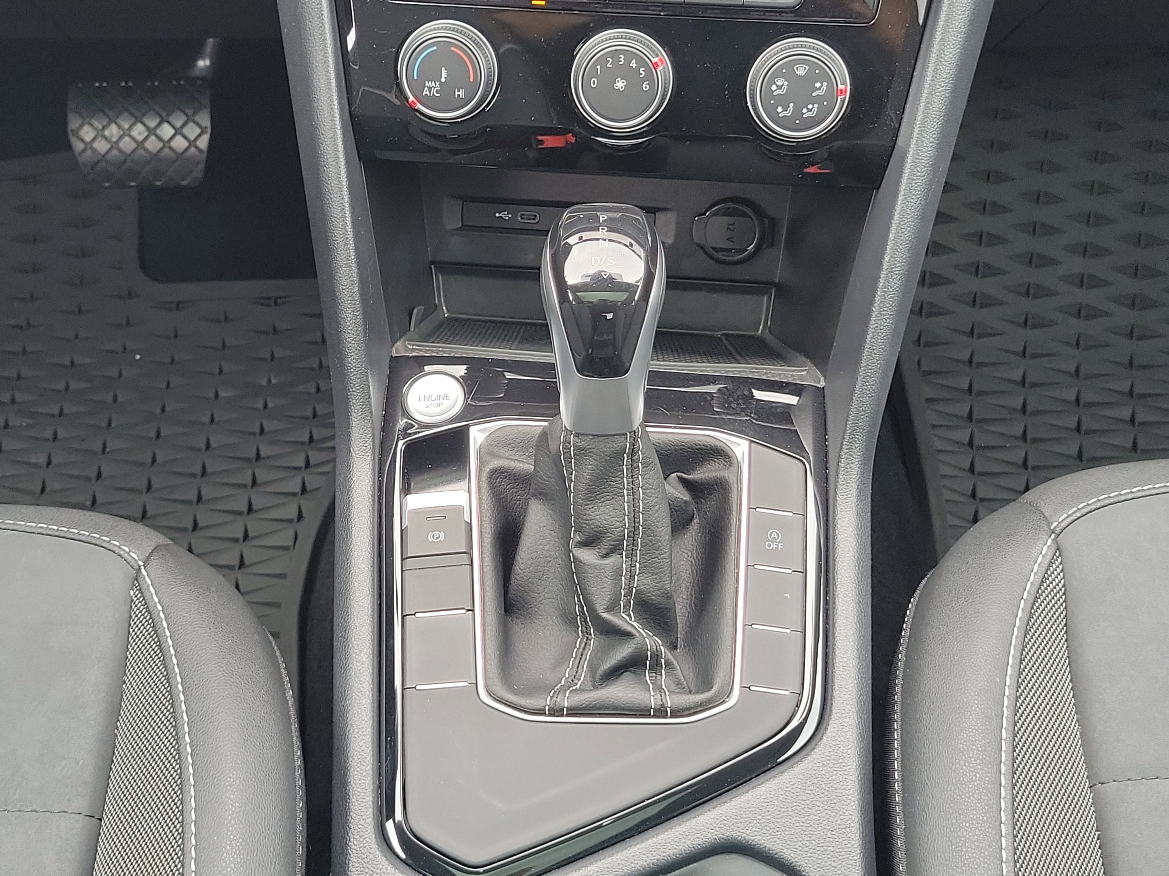 Used 2023 Platinum Gray Metallic Volkswagen SE image 19