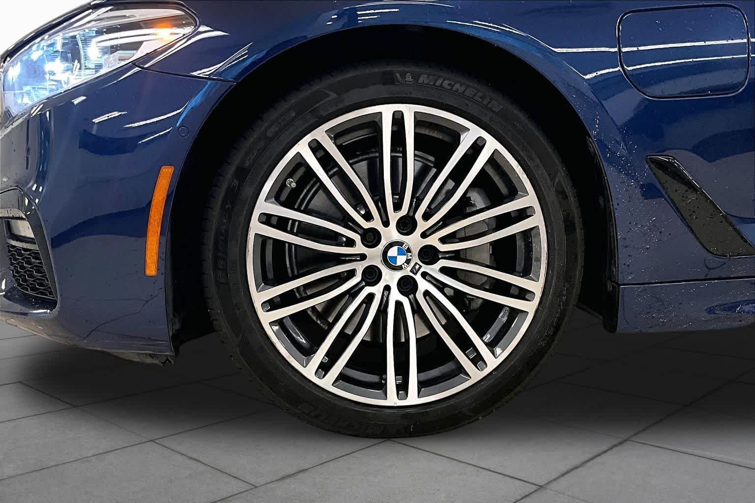 Used 2019 Mediterranean Blue Metallic BMW 530e iPerformance image 9