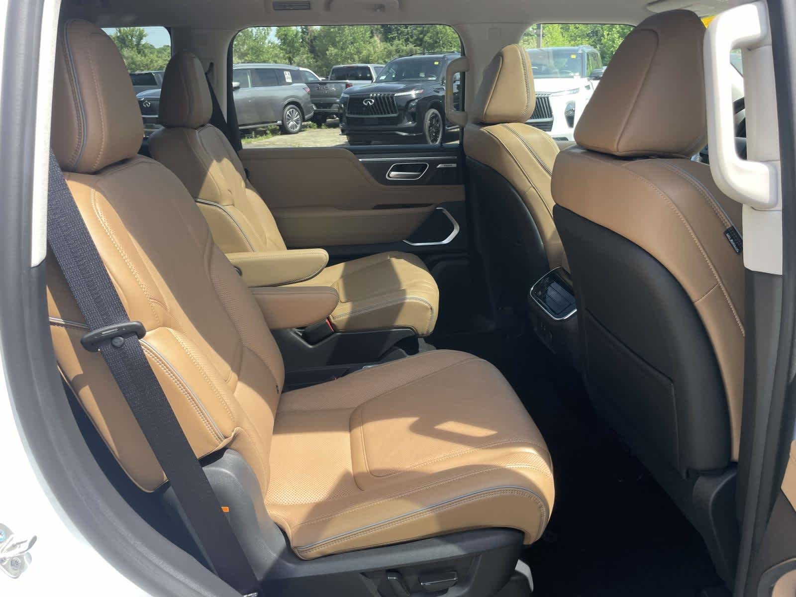 New 2026 Radiant White INFINITI LUXE image 22