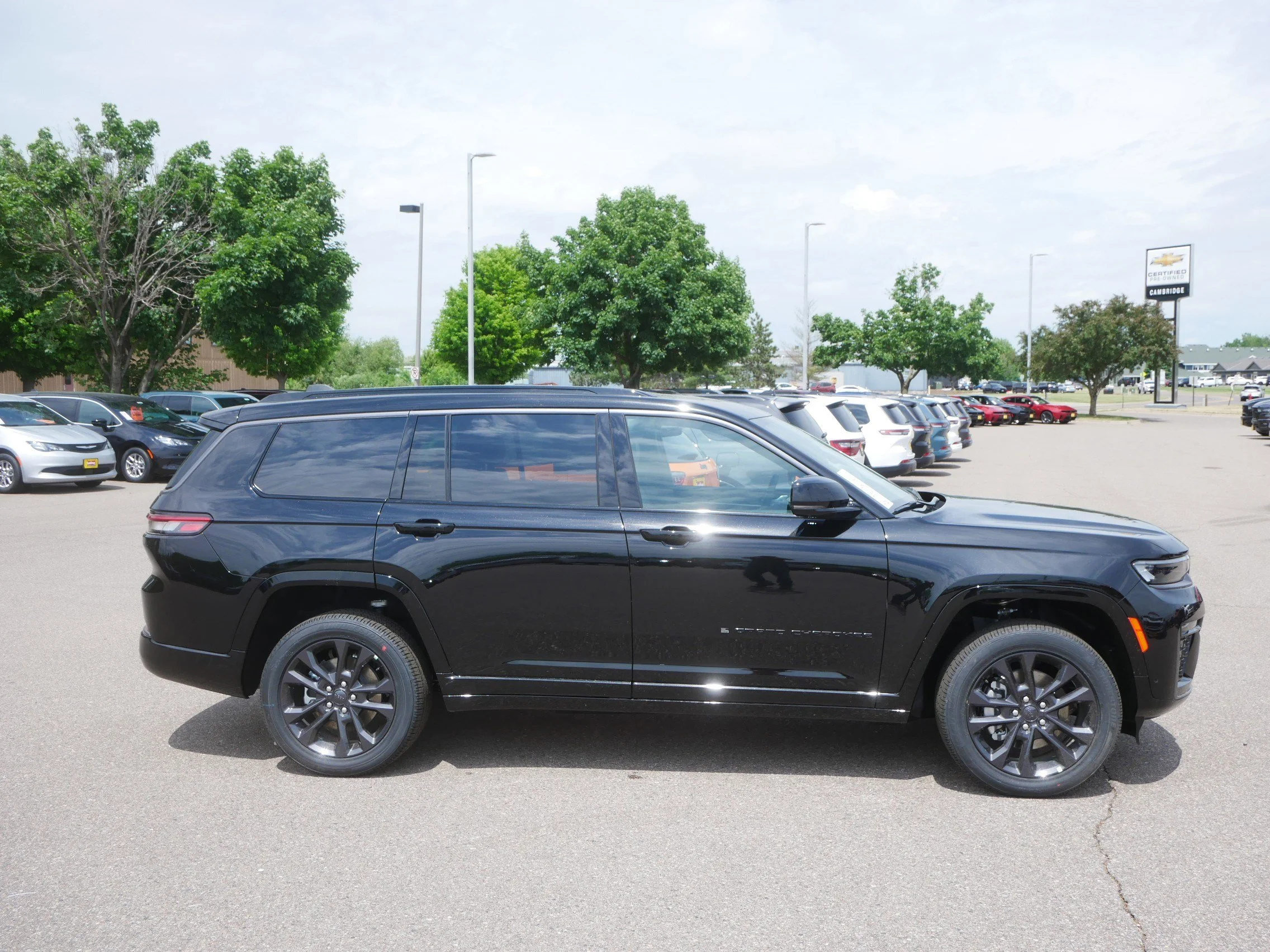 New 2026 Diamond Black Crystal Pearl-Coat Exterior Paint Jeep Limited Reserve image 2
