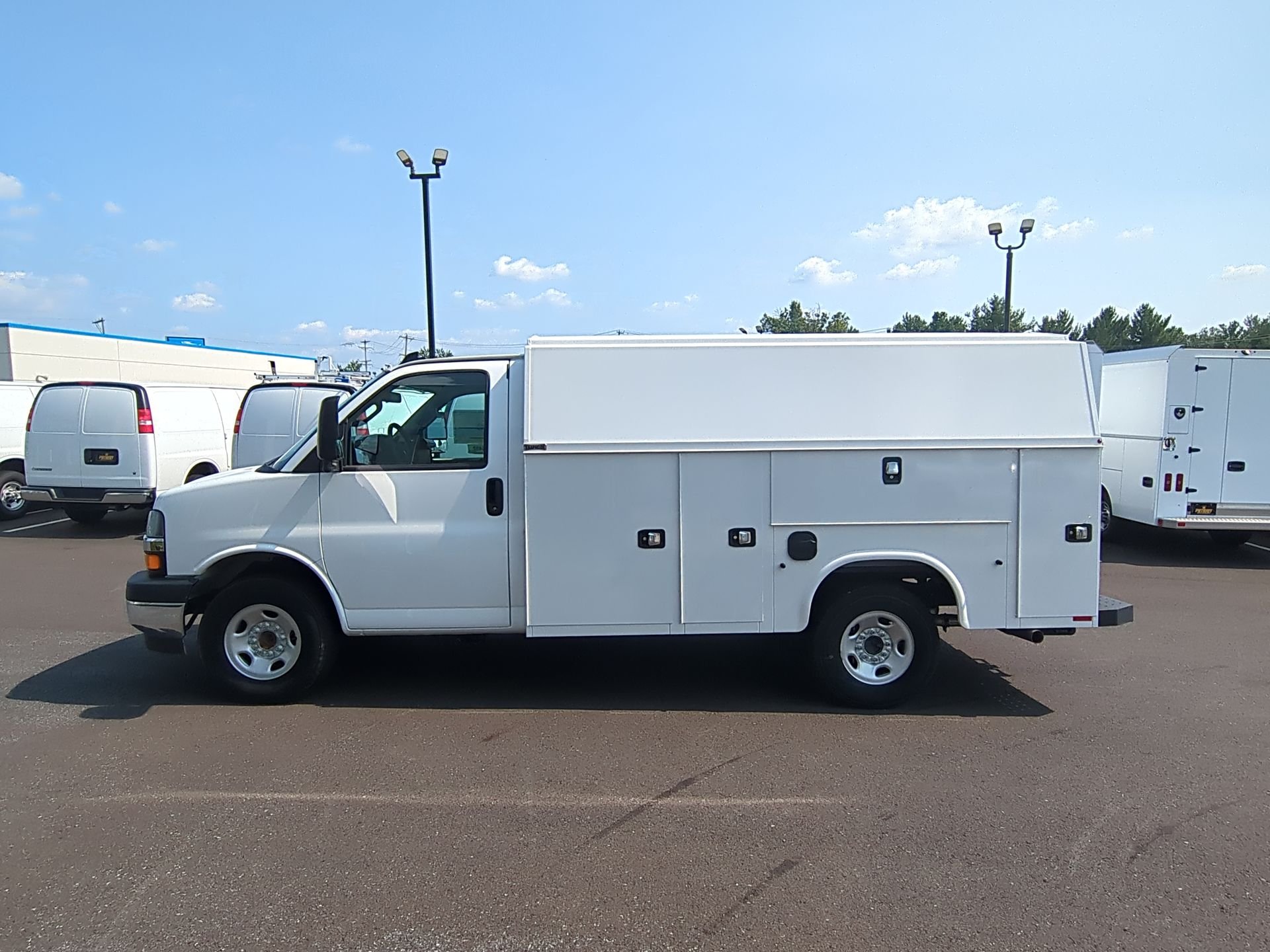 New 2025 Summit White Chevrolet 1WT image 39