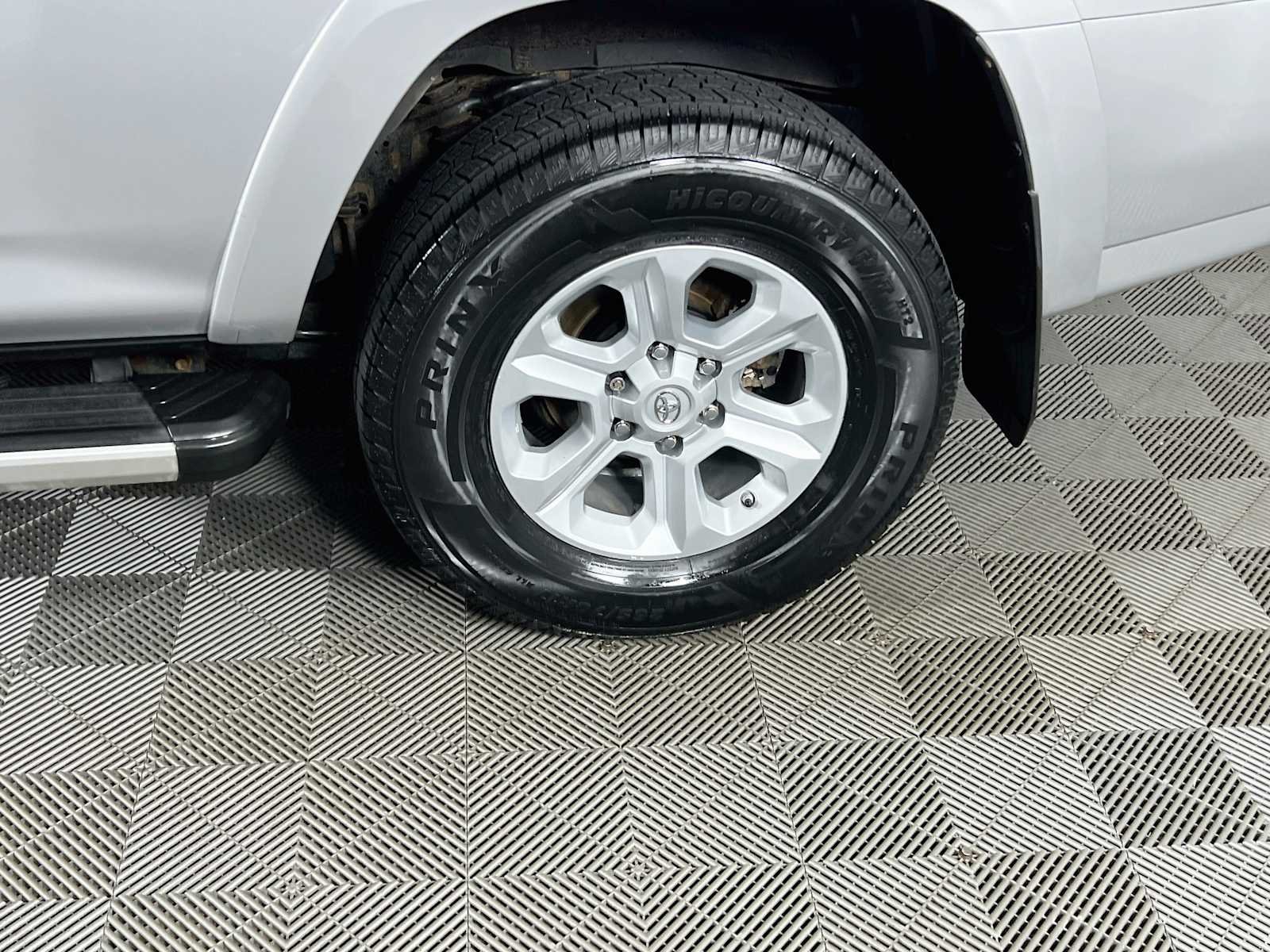 Used 2018 Classic Silver Metallic Toyota SR5 Premium image 32