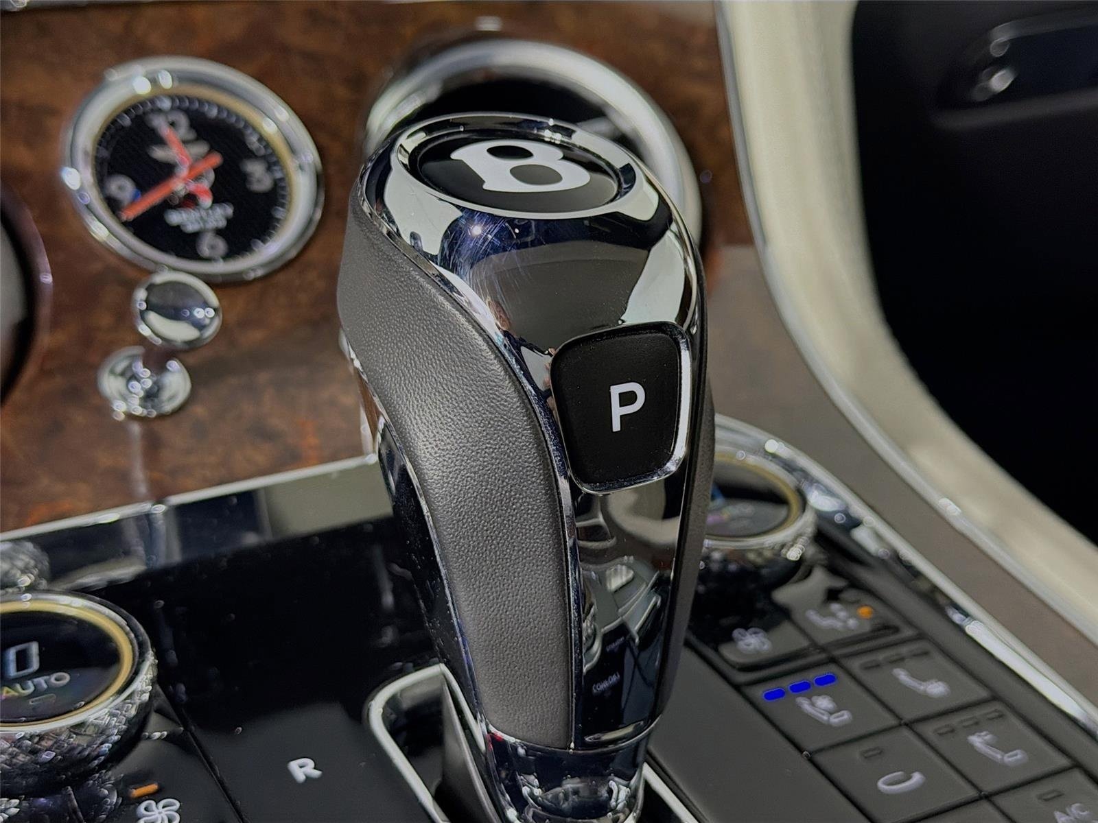 Used 2022 White Bentley V8 image 19