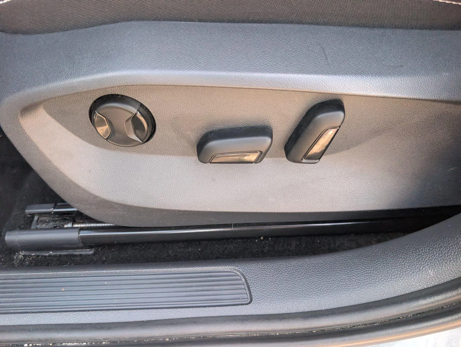 Used 2024 GRAY Volkswagen SE image 13