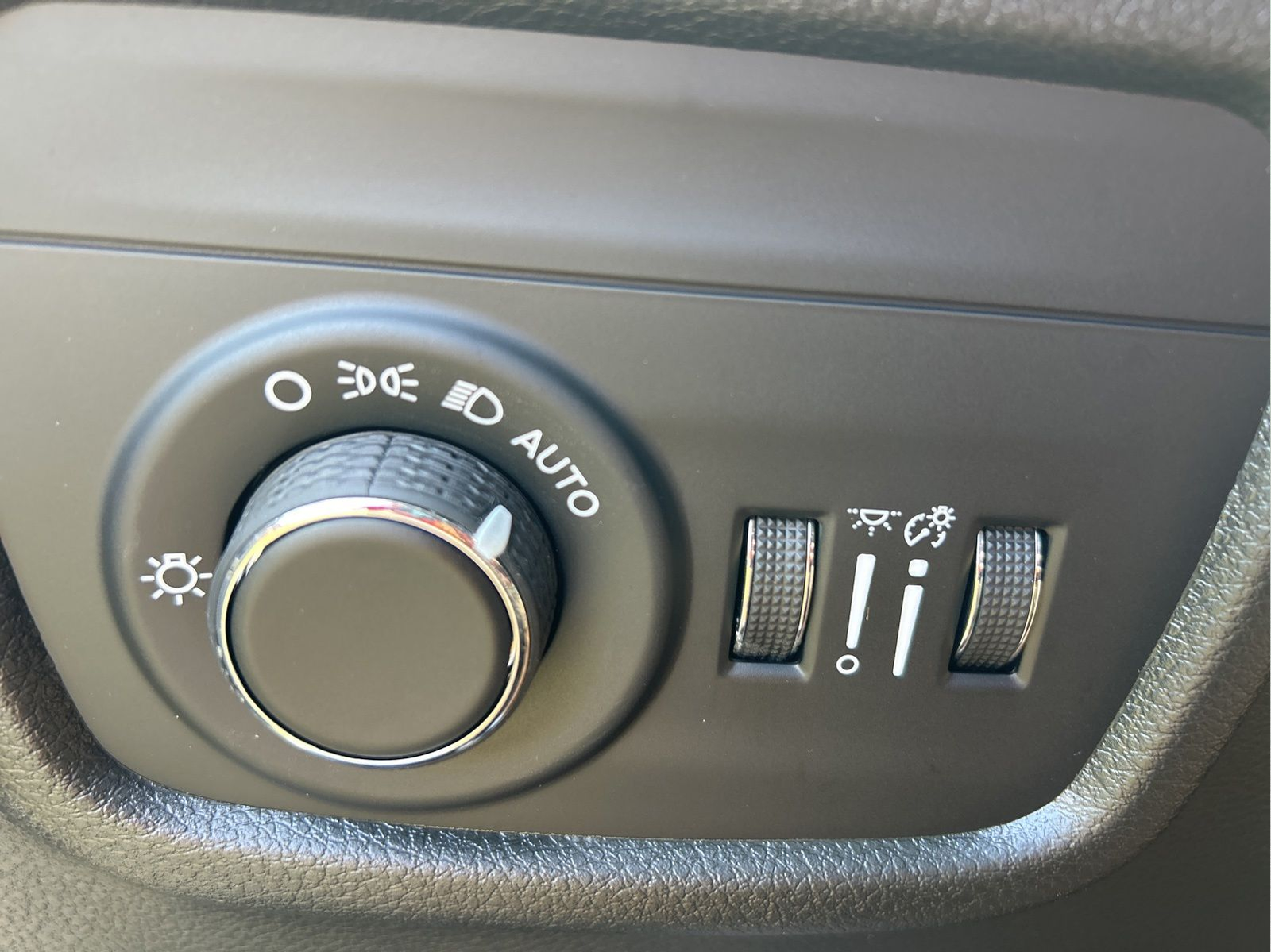 New 2026 Silver Zynith Exterior Paint Jeep Laredo image 25