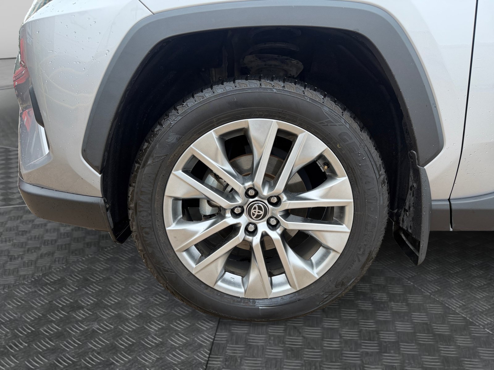 Used 2024 Silver Sky Metallic Toyota XLE Premium image 9