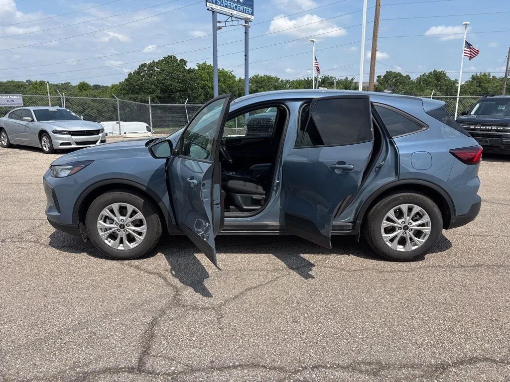 Used 2025 Vapor Blue Metallic Ford Active image 4