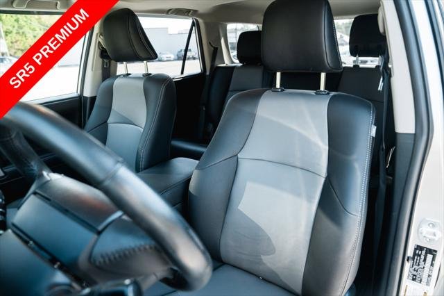 Certified Used 2019 CLASSIC SILVER MET Toyota  image 26