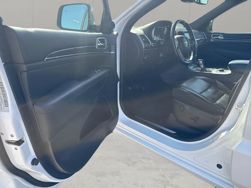 Used 2018 Ivory 3-Coat Jeep Overland image 11