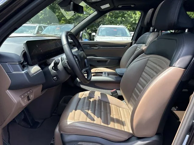 Used 2024  Kia Land image 11