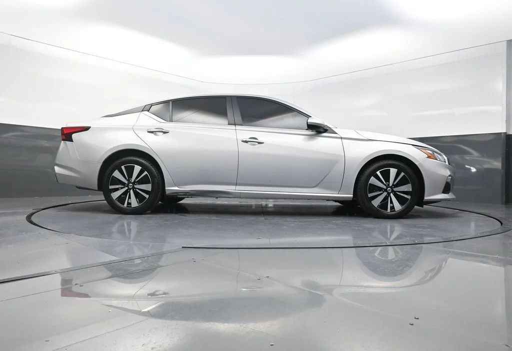 Used 2022 Silver Nissan 2.5 SV image 28