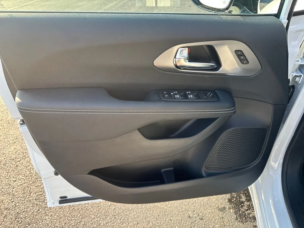 2026 Chrysler Pacifica Select - Photo 10