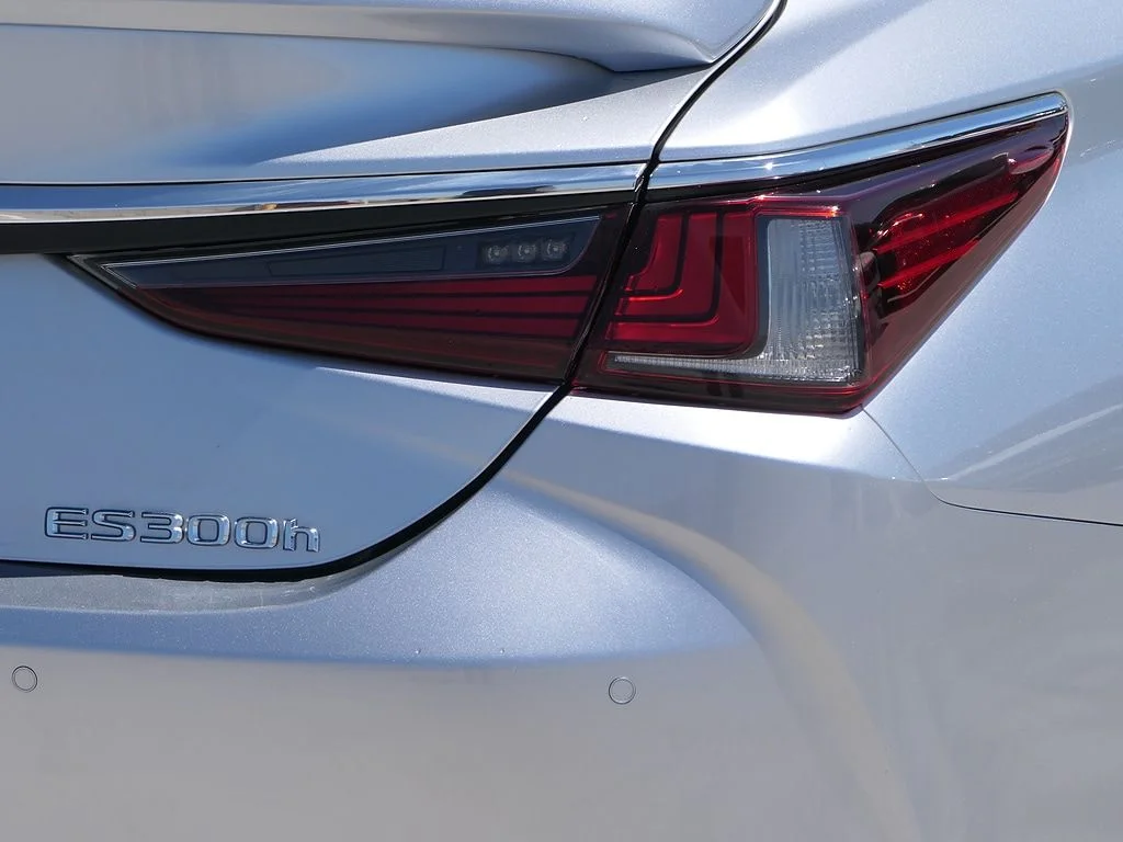 Used 2023 Silver Lexus 300h image 4