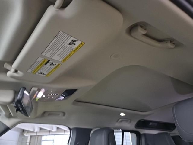 Used 2024 Fuji White Land Rover X-Dynamic SE image 12