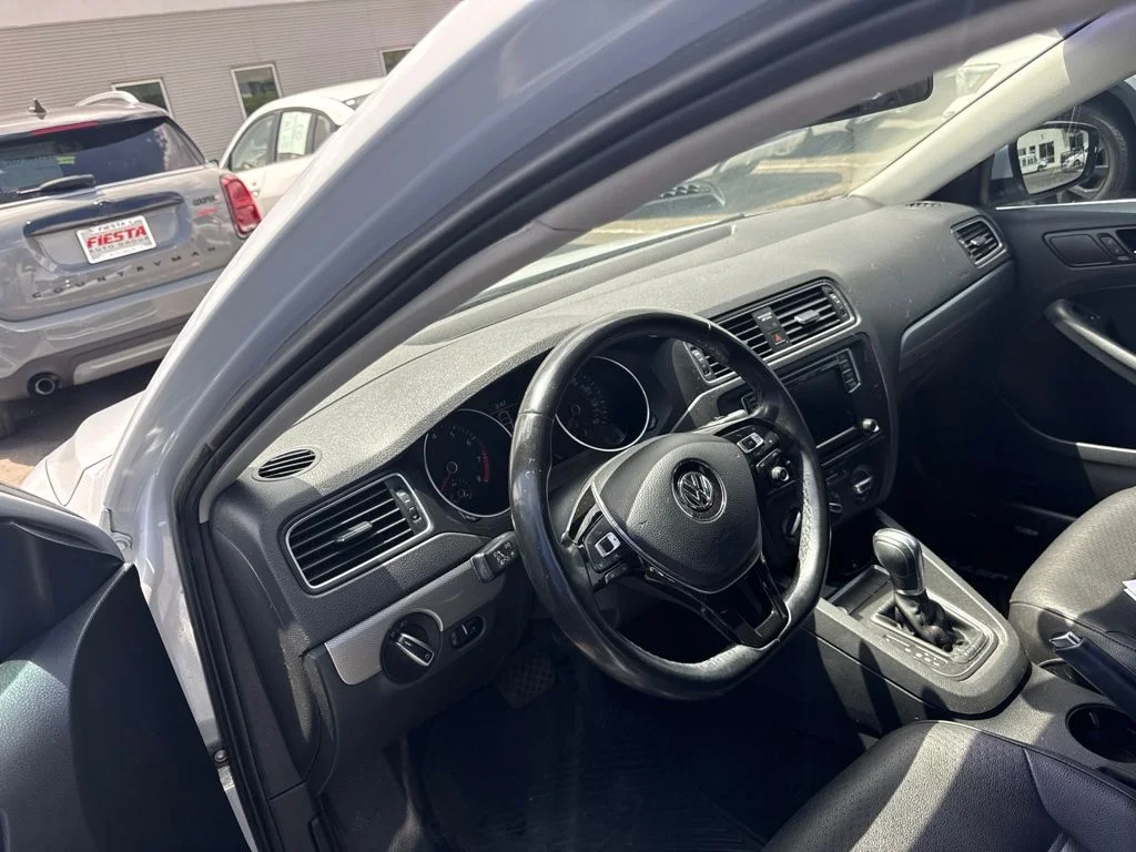 Used 2017  Volkswagen 1.4T SE image 15