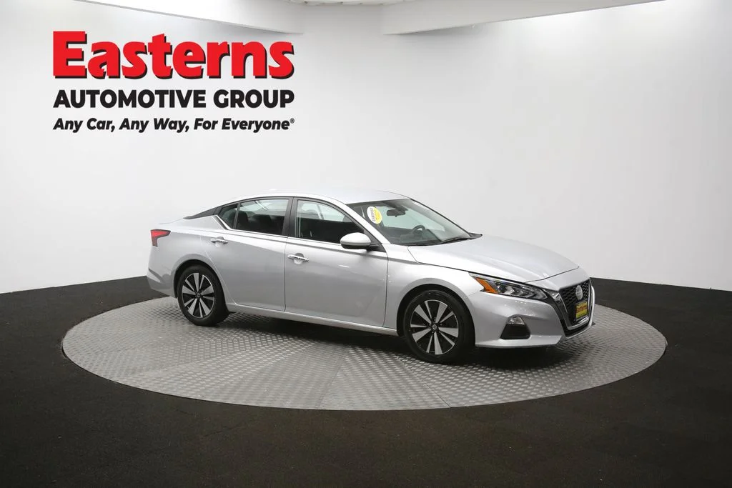 Used 2022 Silver Nissan 2.5 SV image 46